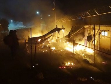 Κράτησαν έξι ώρες οι φασαριές στον καταυλισμό στην Μόρια με αφορμή τις τουαλέτες (βίντεο)